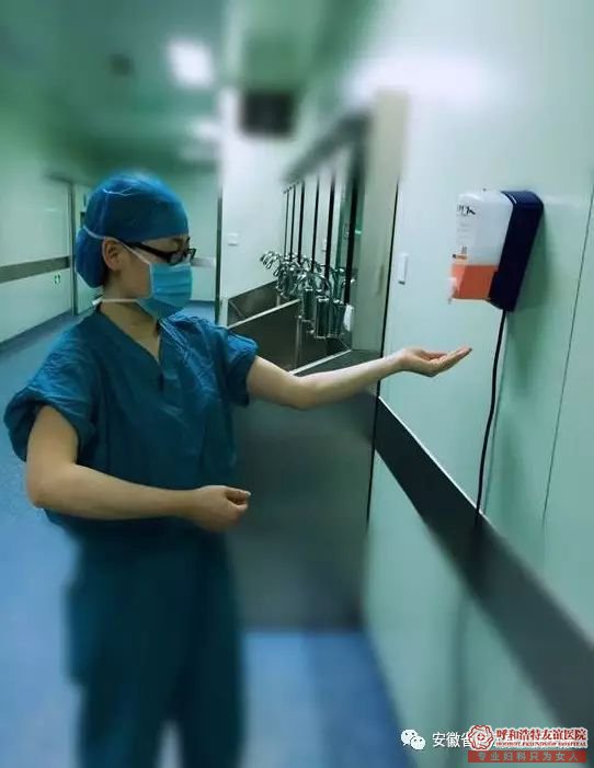 呼市妇科医院手术室的医护人员为什么要穿绿色的工作服?